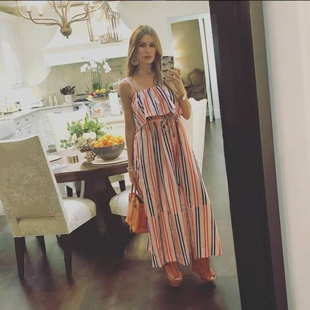 FOTO Oko ju 'izdalo', ali dekolte nikad: Sofia Vergara ukrala sve poglede na crvenom tepihu...