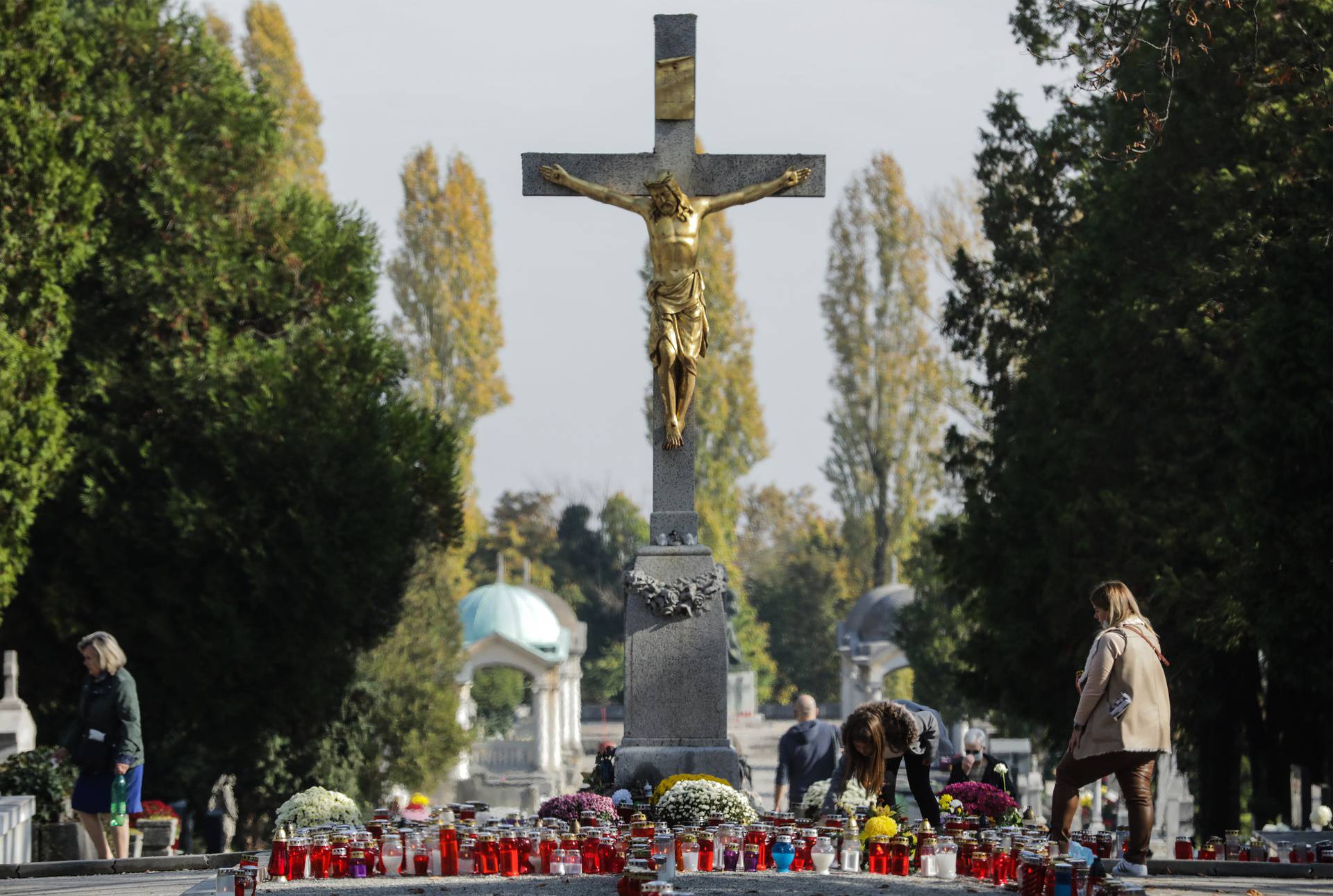 Zagreb: Građani uređuju grobove najmilijih uoči blagdana Svih svetih