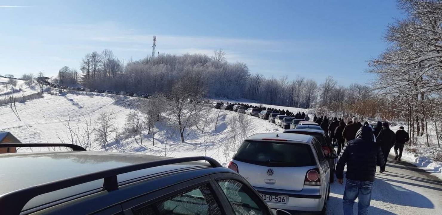 Tisuće se oprostile od  mališana u Cazinu: Majci i djedu pozlilo...