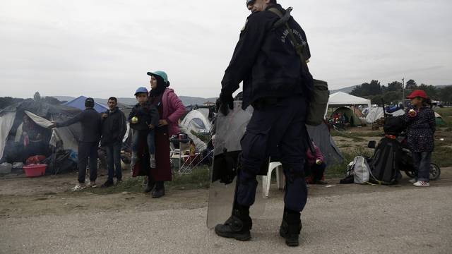 Police operation to evacuate a makeshift camp for refugees and migrants near the village of Idomeni