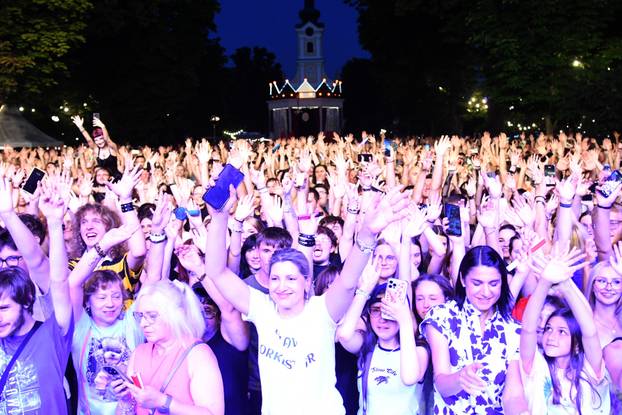 Bjelovar: Plavi orkestar napravio neviđeni delirij među obožavateljima na Terezijani