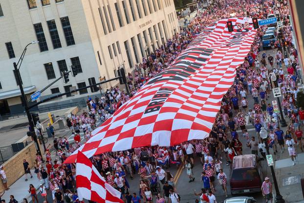SP 2026 Dallas: Pogled sa nebodera na veliku povorku hrvatskih navijača u Dallasu uoči utakmice Engleske i Hrvatske na Svjetskom prvenstvu
