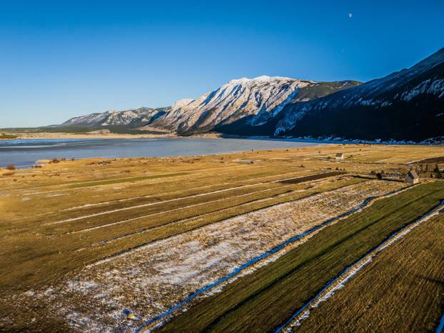 Pogled iz zraka na Park prirode Blidinje i zaleđeno jezero