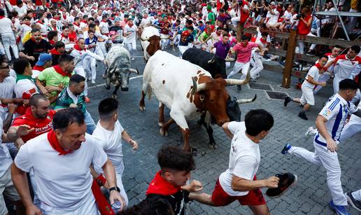 PAZI, BIK! Po&ccaron;eo festival u Pamploni. Tisu&cacute;e bje&zcaron;ale od rogova. Petero ozlije&dstrok;enih