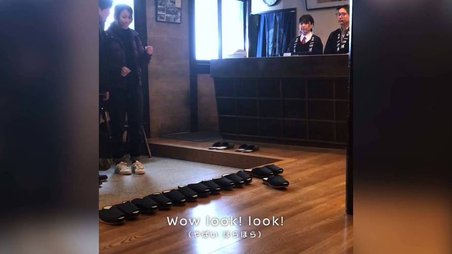 Čovječe, pa gdje su mi papuče? Ahaaa, tamo su se 'parkirale'...