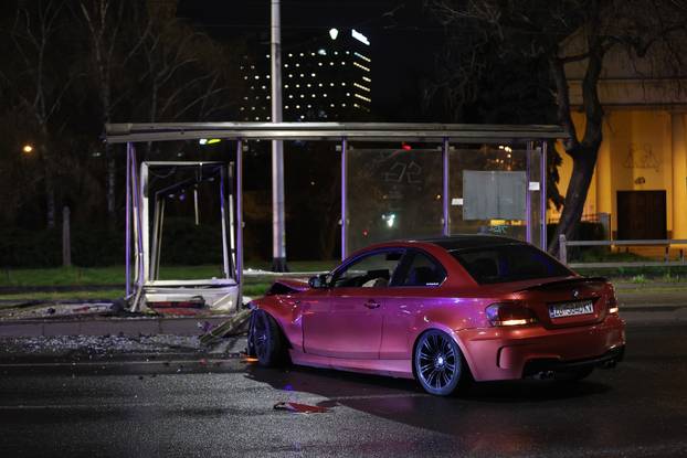 Prometna nesreća u Zagrebu, automobilom se zabio u tramvajsku stanicu