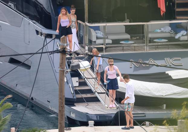 Bivša "Spajsica" Geri Halliwell sa suprugom Christianom i djecom uživa u ljetovanju na Jadranu