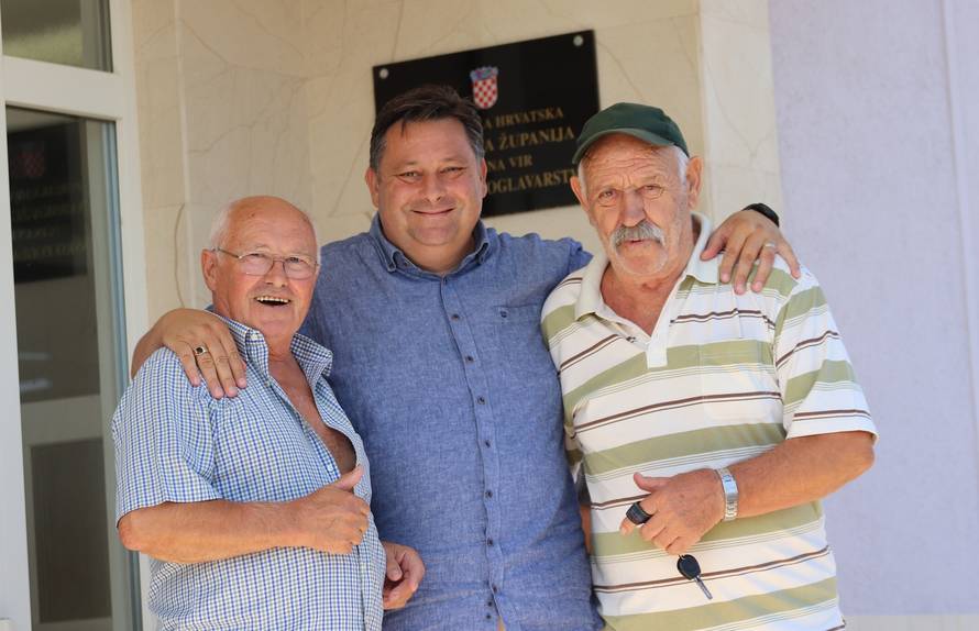 FOTO Građani Vira dobili po 1200 eura. Načelnik stigao u masu i dijelio im rješenja