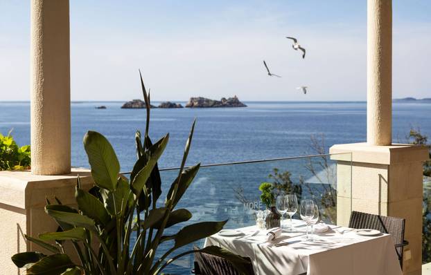 FOTO Hotel u Dubrovniku ima koktel bar u stijeni nad morem!