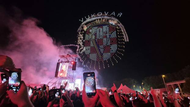 FOTO Spektakularna predstava dronova na nebu: Odali počast svim brigadama i Vukovaru
