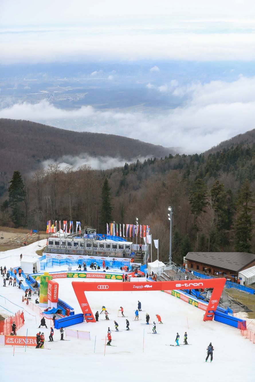 Zagreb: Pripreme na stazi uoči prve vožnje ženskog slaloma