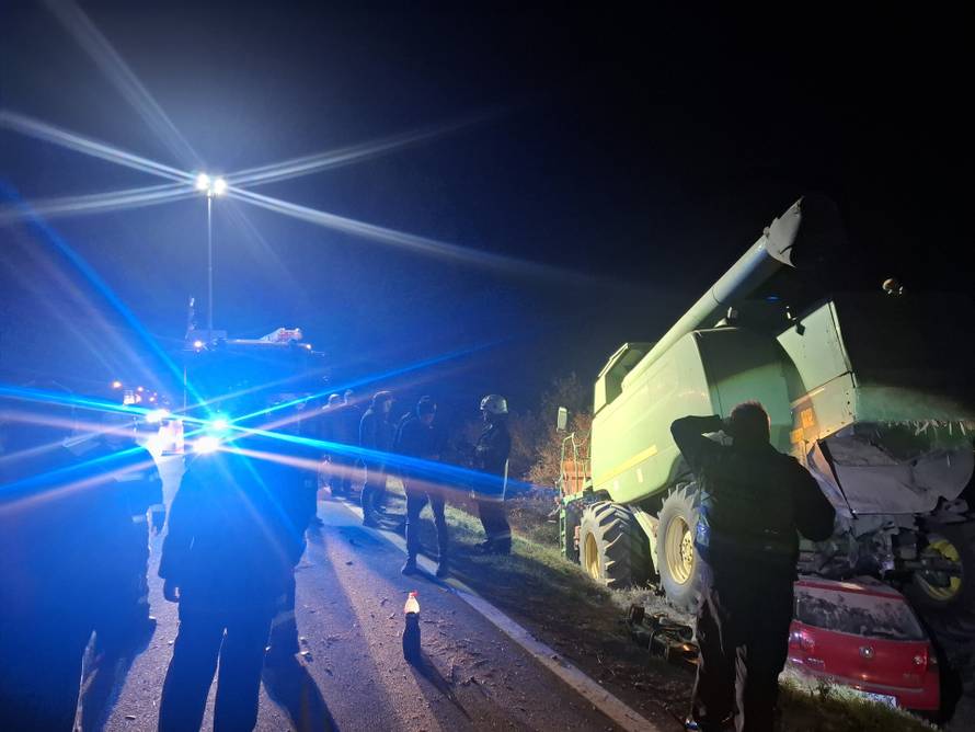 VIDEO Automobil završio ispod kombajna kod Osijeka. Jedan čovjek ozlijeđen u teškoj nesreći