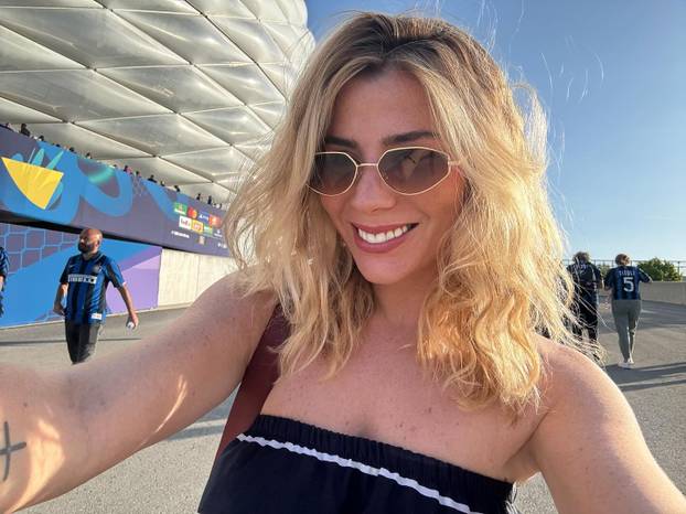 FOTO Fatalna plavuša tečno govori čak četiri jezika, a prije novinarstva bila je konobarica