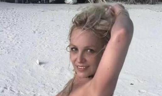 K'o od majke rođena! Britney se fotkala potpuno gola na plaži...