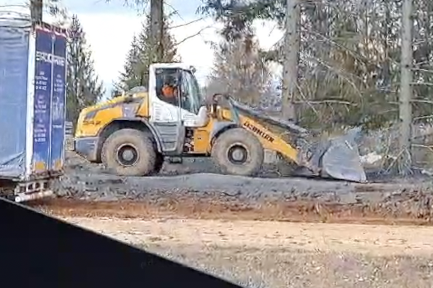 Bager rasipa plastični i opasni otpad u Gospiću
