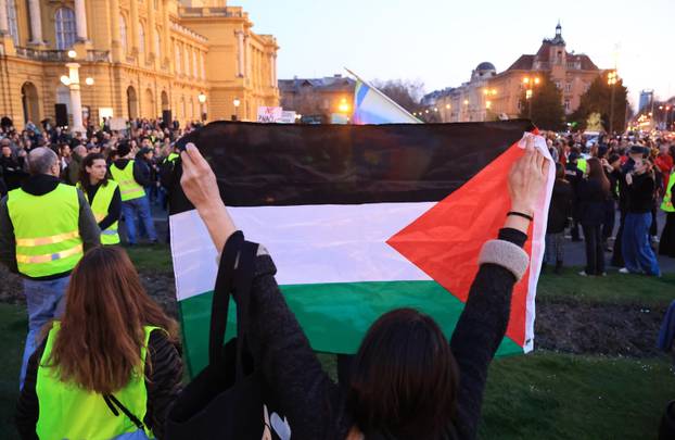 Zagreb: Održan jubilarni 10. Noćni marš za prava žena "Žene – kičma otpora"