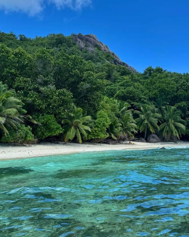 FOTO Ljepotica iz Londona na plaži ponosno ističe figuru - evo što uvijek stavlja u prvi plan