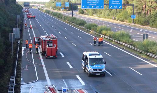 Kamion se zbog ose prevrnuo na autocesti, kolona pet km