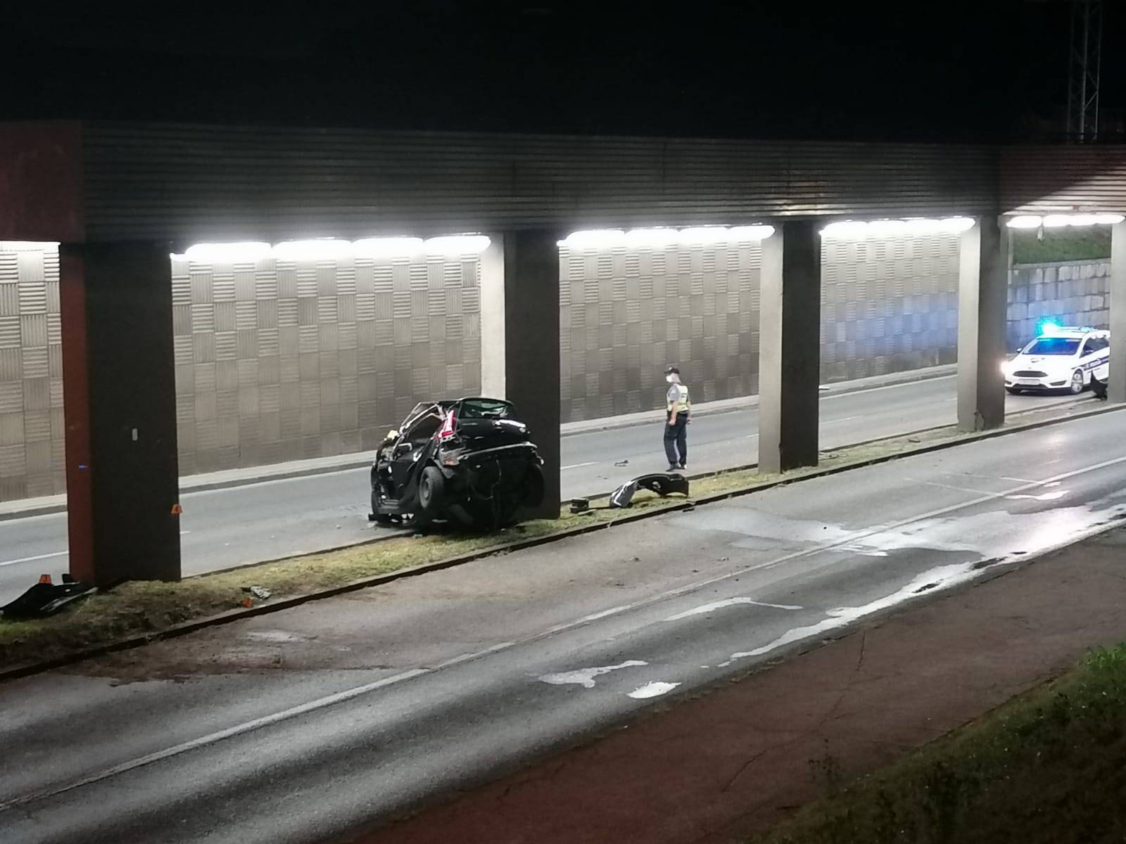 Strašan prizor  na Aleji Bologne: Auto sletio s ceste i udario u stup, jedan je čovjek poginuo