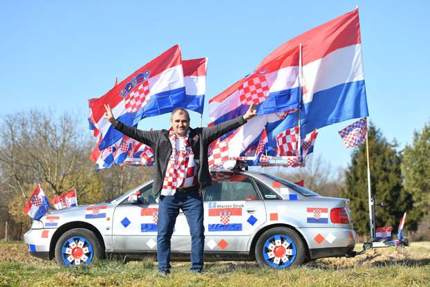 Navijač iz Međimurja svoj Audi ukrasio sa 60 hrvatskih zastava i krenuo u Zagreb na doček rukometaša