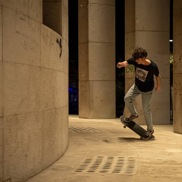 Tko su zvijezde nove hit serije 'Sram': Sjajno glume tinejdžere, neki imaju i preko 30 godina