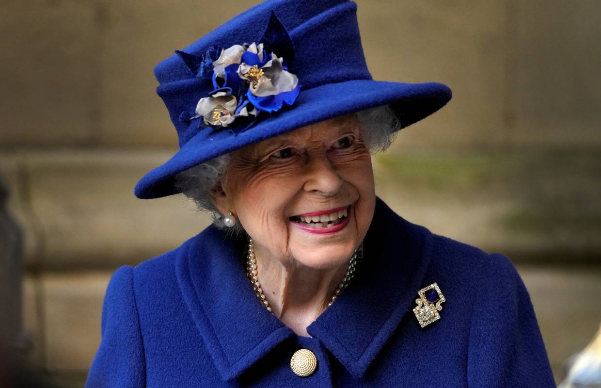 Kraljica istegnula leđne mišiće i u zadnji tren otkazala dolazak na komemoraciju ratnih žrtava