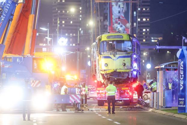 Sarajevo: U tijeku je uklanjanje tramvaja sa mjesta nesreće