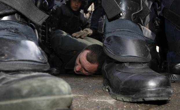 ARHIVA: Zagreb: Na prosvjedu protiv EU policija grubo privela nekolicinu prosvjednika