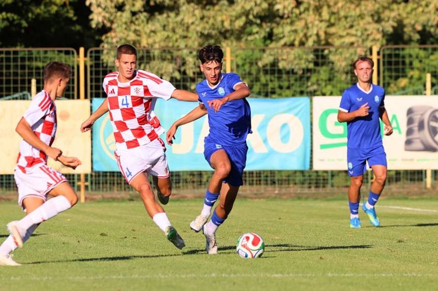Mladi 'vatreni' zaigrali u novim Adidas dresovima! Evo kakvi su