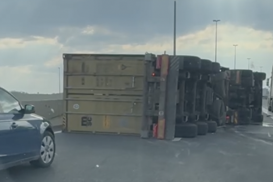 Prevrnuo se kamion kod Karlovca