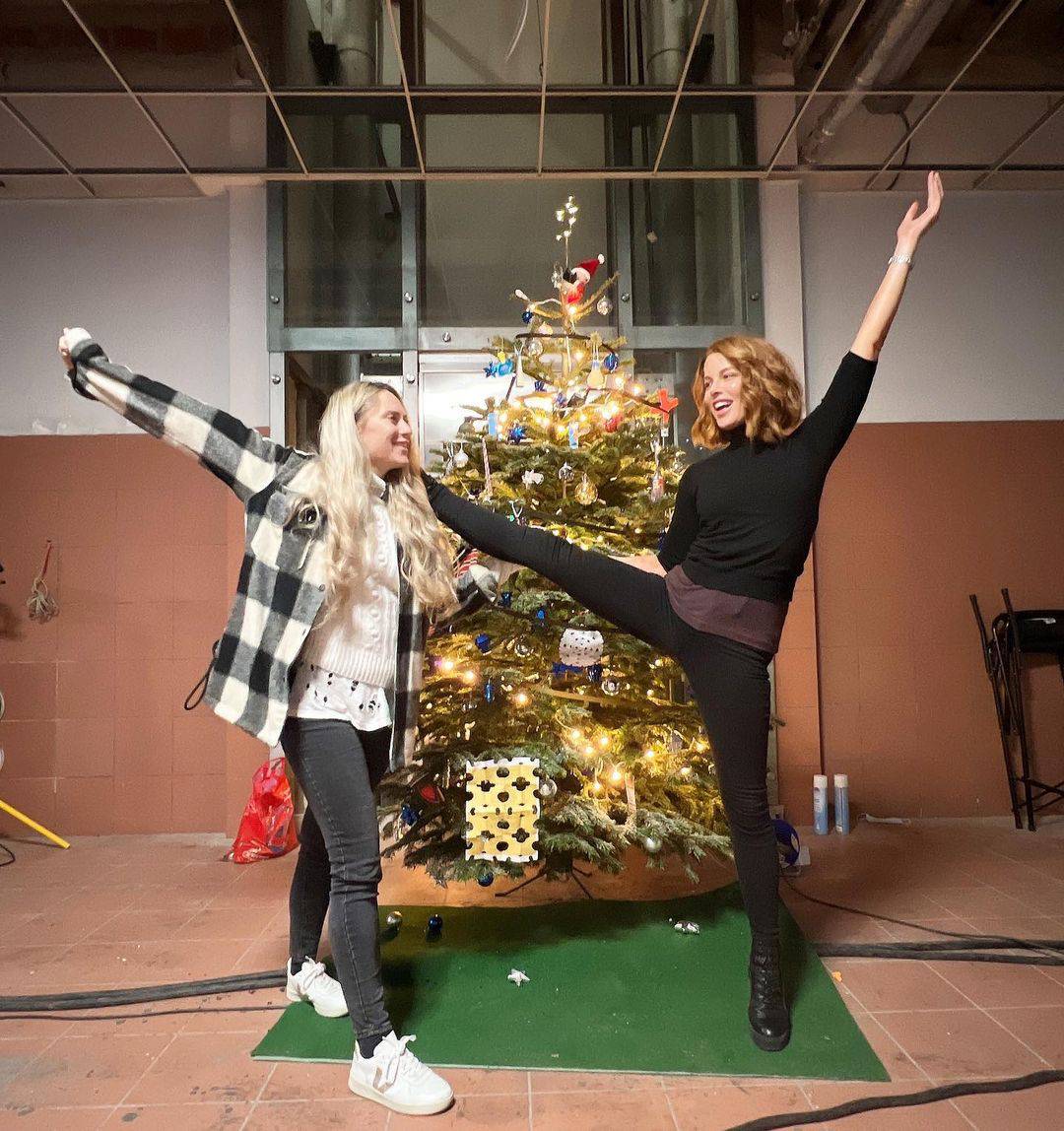 FOTO Kate Beckinsale pohvalila se božićnim drvcem, a ukrasila ga je Vatrenim kuglicama