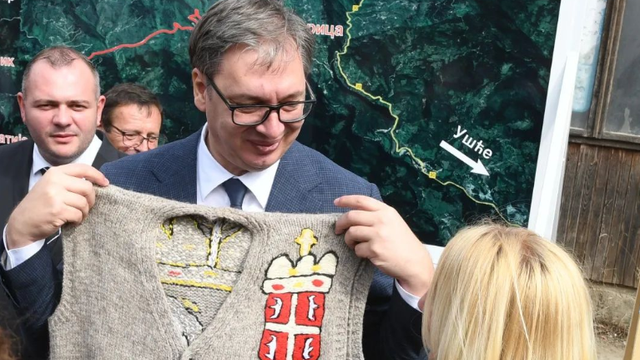 Vučiću ispleli vuneni prsluk s njegovim inicijalima: 'Bit će teška zima, ovo će ga grijati'