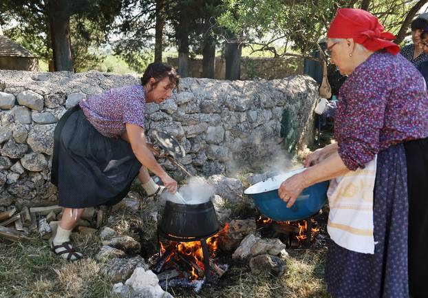 Vodice:Tradicionalni prvosvibanjski piknik u Rakitnici,spremanje divljeg zelja i pulente.