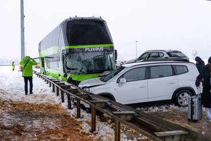 Smrskani bus i pet automobila u lančanom sudaru. Pogledajte fotografije nesreće kod Gospića