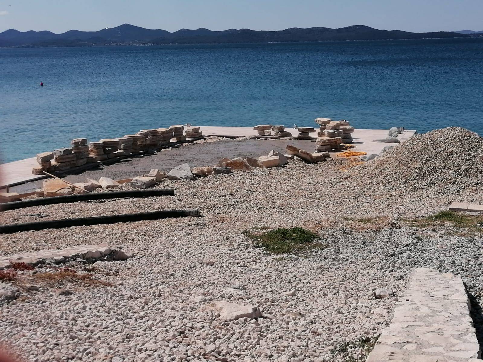 Betonirali blizu Modrićeve vile na plaži, radnici nestali, svi šute