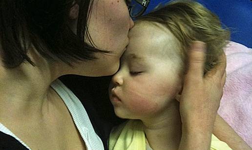 Mamin poljubac &zcaron;ivota: Mala Alice probudila se iz kome