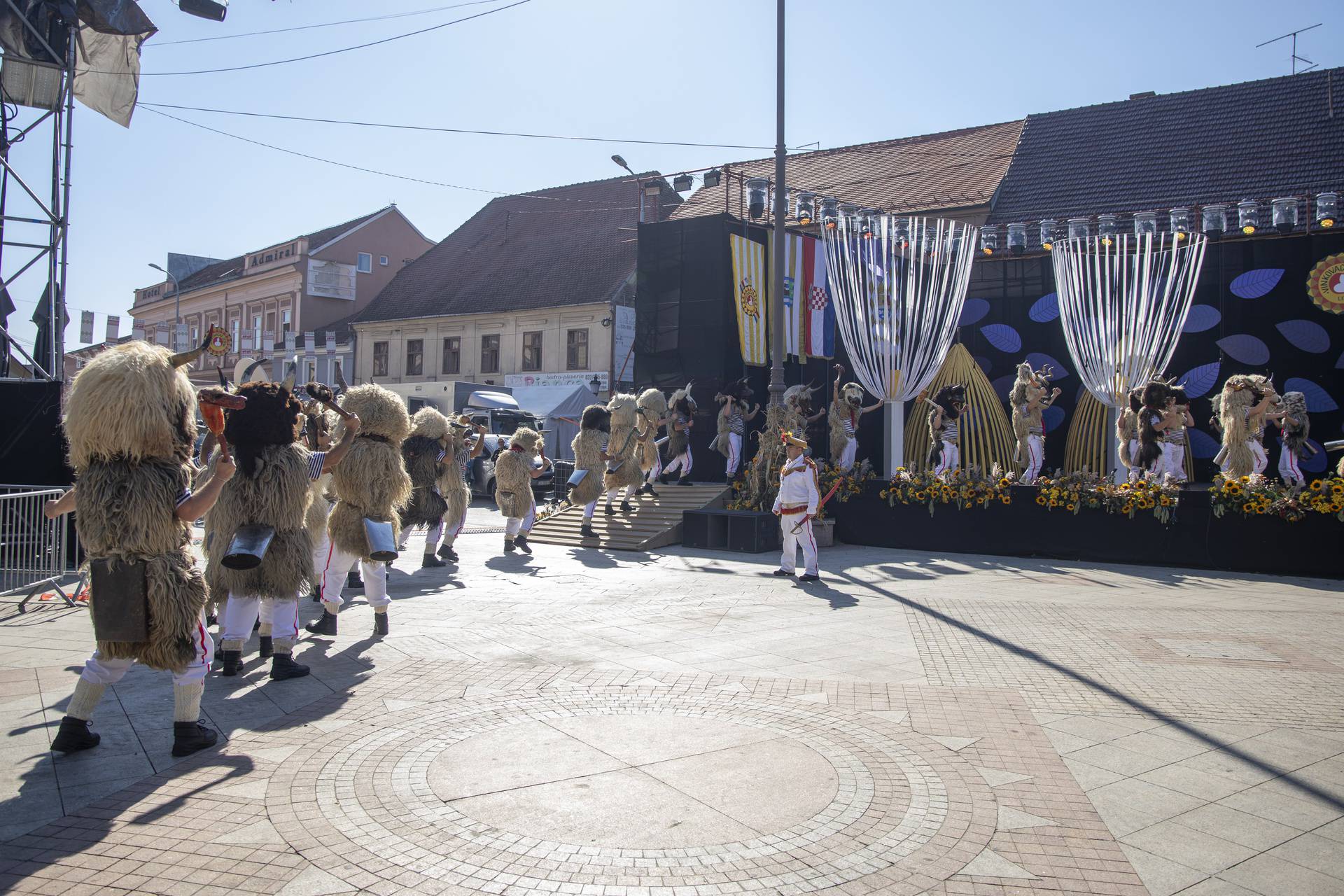 Svečani mimohod sudionika 59. Vinkovačkih jeseni