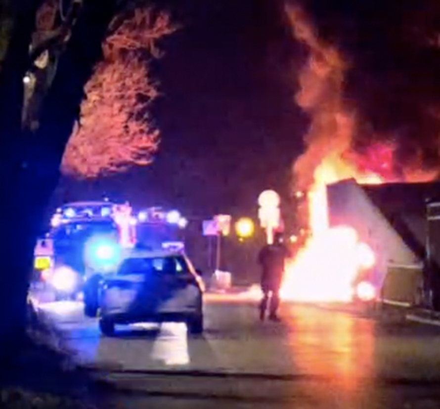 VIDEO Buktinja u Zagrebu: Na parkingu izgorjeli kamp kućica i BMW, oštećen još jedan auto