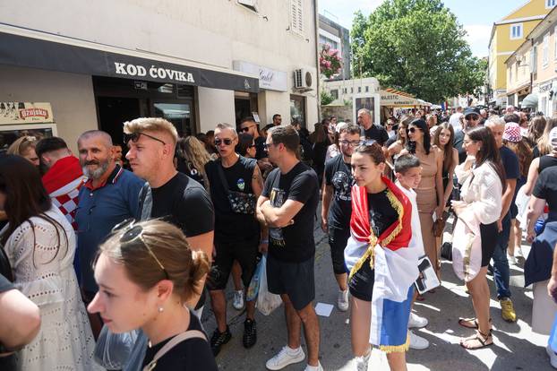 Brojni obožavatelji na ulicama Sinja uoči Thompsonovog koncerta