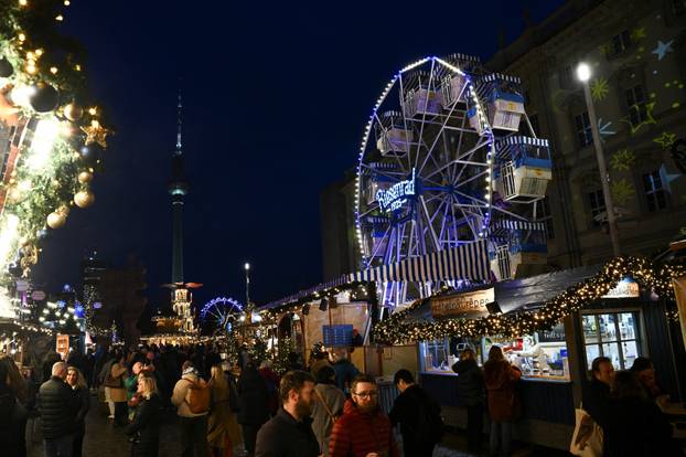 CITYSHOTS: Berlin streets dazzle in festive Christmas glow