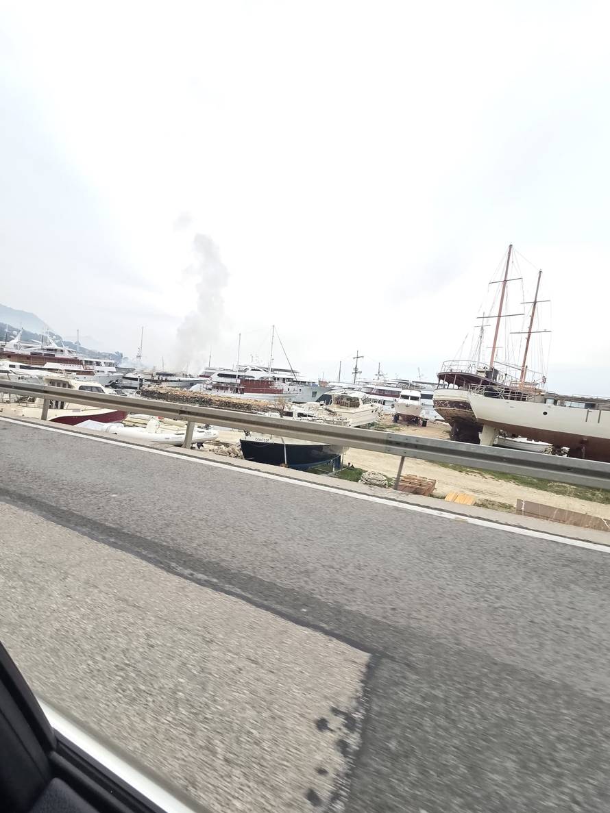 VIDEO Vatrogasci cijelu noć gasili požar broda u luci Bajnice