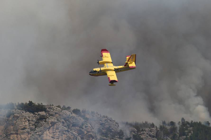 Kanader pomaže u gašenju, u Makarsku stiže i 150 vojnika