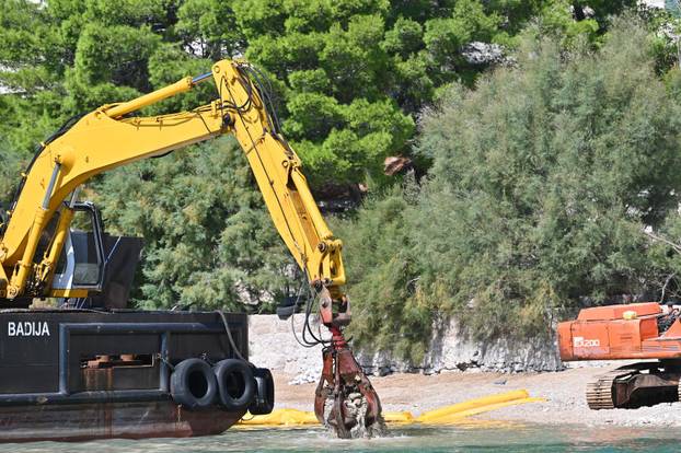 Nastavlja se rušenje bespravno izgrađenih objekata u uvali Vruja