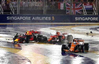 Sudar Ferrarija na startu utrke u Singapuru! Hamilton je slavio