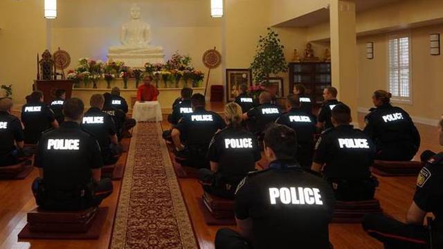 Meditiraju i vježbaju jogu da bi bili policajci s dobrom karmom