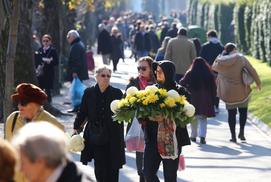 Dan je Svih svetih: Pogledajte fotografije s hrvatskih groblja