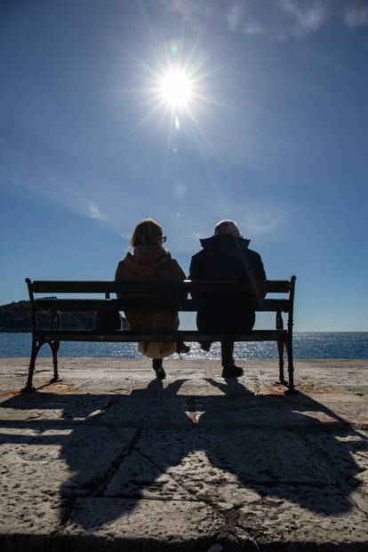 FOTO Sunčano vrijeme je u Dubrovniku izmamilo građane van, a najhrabriji se i kupaju