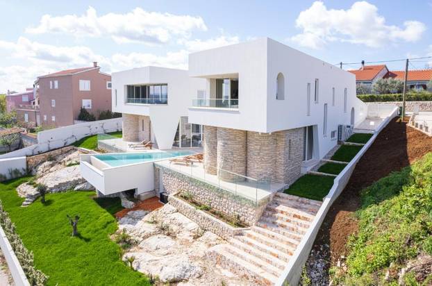 FOTO Ova kuća za odmor blizu Zadra nema niti jedan 'ravni' zid, a noćenje stoji 1100 eura