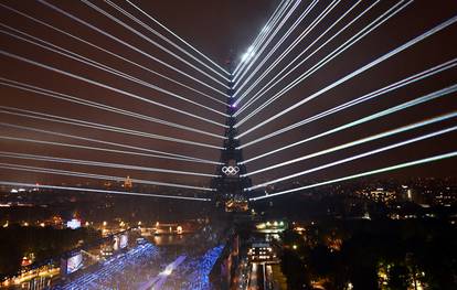 FOTO Hrvatima ni kiša u Parizu nije smetala. Zastavu okrenuli naopako, Serena umalo pala