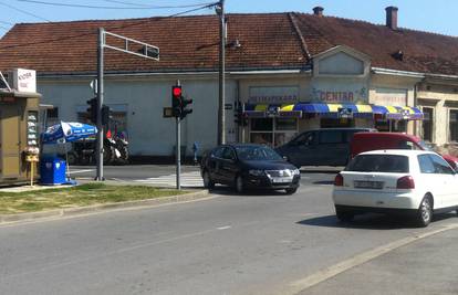 Passata parkirao nasred ceste i otišao do kioska po cigarete 